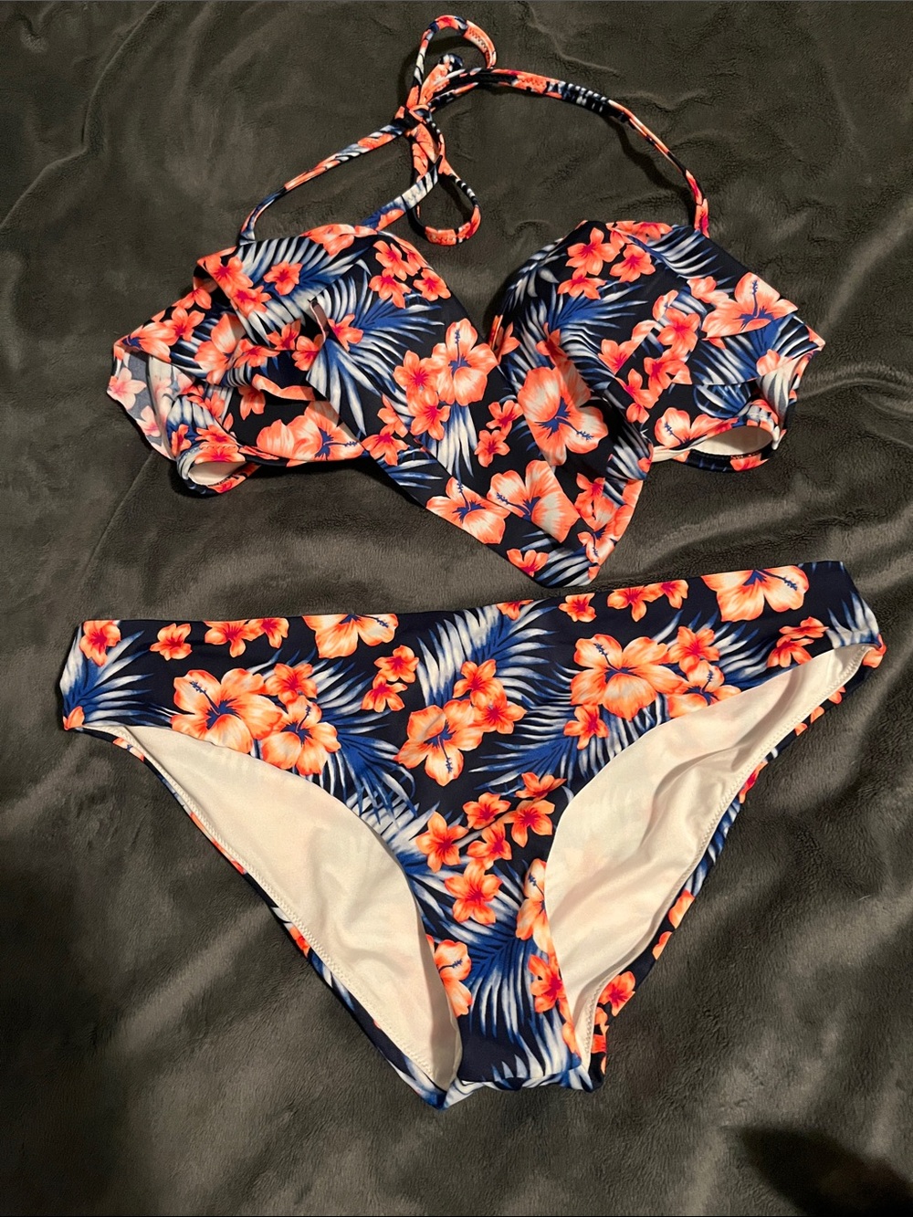 **NWT**Victoria's Secret Navy Bikini with Hibiscus 🌺 flowers on it!